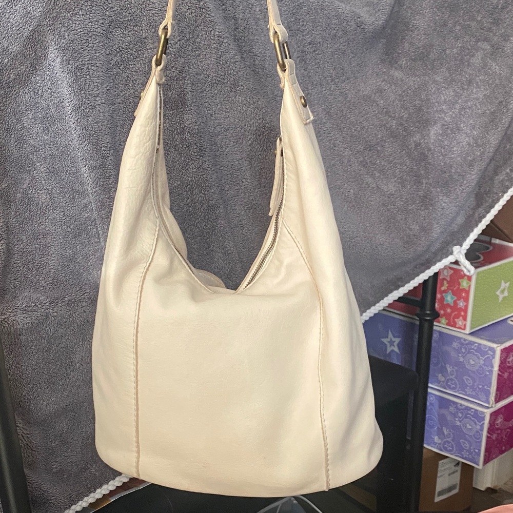 Chic Cream Shoulder Bag - Picture 2 of 3